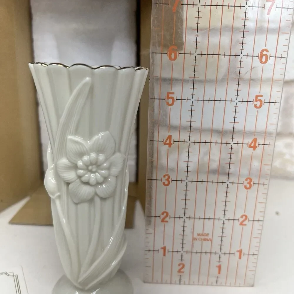 NEW in Box ~LENOX~ Embossed Daffodil Porcelain Vase~Ivory 24K Gold Trim ~VTG COA